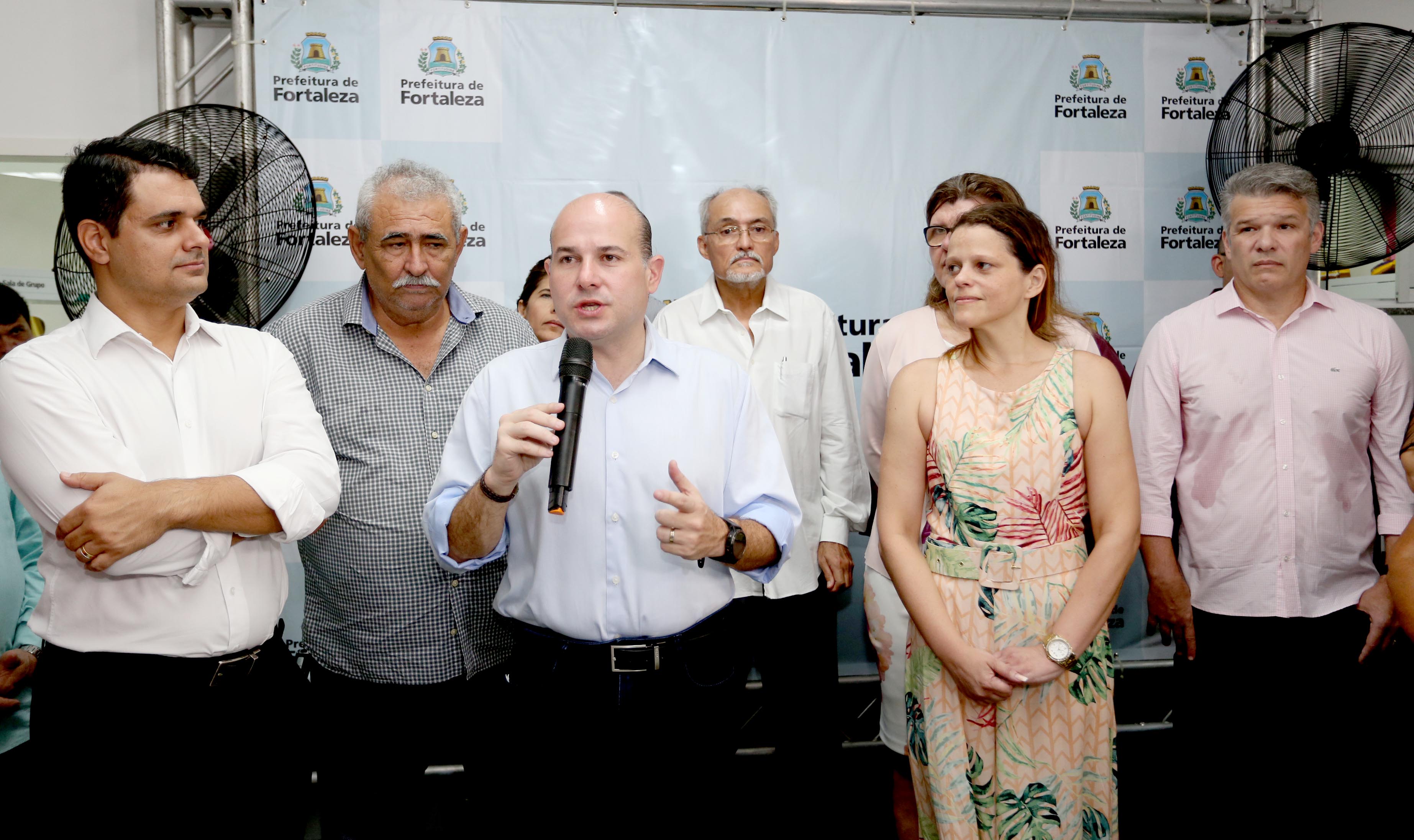 prefeito roberto cláudio fala ao microfone